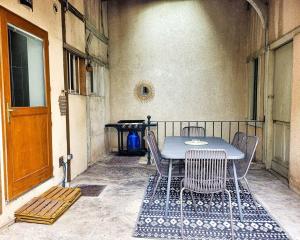 a patio with a table and chairs and a grill at L'Harmonie de Naya, confort , parking privé in Bourges