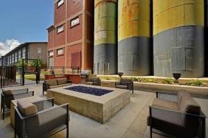 Un patio con fogata frente a un edificio. en Charming Apartment in Southtown Wifi Pool Gym, en San Antonio