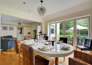 comedor y sala de estar con mesa y sillas en Lismore House, en Cromer