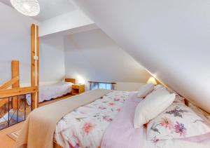 ein Schlafzimmer mit einem Bett im Dachgeschoss in der Unterkunft Little Barn in Upton