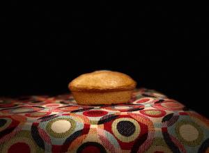 - un petit gâteau assis au-dessus d'une table dans l'établissement Palazzo Muro Leccese Relais de Charme & Wellness, à Muro Leccese