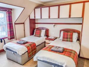 a room with two beds at Tanera in Inverness