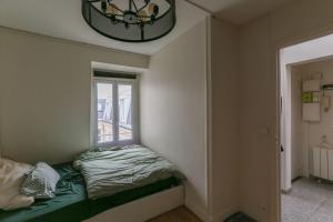 Säng eller sängar i ett rum på Comfortable and spacious apartment in Paris 3rd