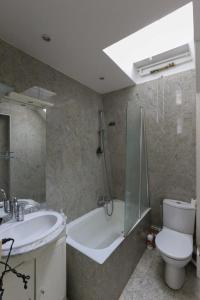 Ванная комната в Comfortable and spacious apartment in Paris 3rd