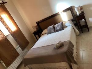 1 dormitorio con 1 cama grande y 2 almohadas en Los Rosales de Gredos, en Hoyos del Espino