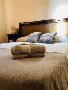 Una cama con dos toallas encima. en Los Rosales de Gredos, en Hoyos del Espino