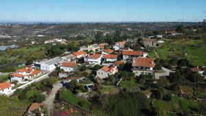 una vista aerea di un villaggio con case di Casa do Viso a Oliveira do Hospital Altre 9 foto