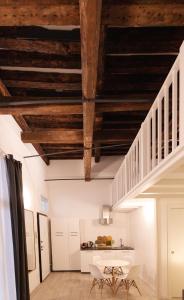 uma sala de estar com teto de madeira e uma mesa e cadeiras em Ca' Nova @San Marco em Veneza mais 12 fotografias