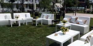 um grupo de sofás brancos sentados na relva em Hotel Bon Garden City em Silivri