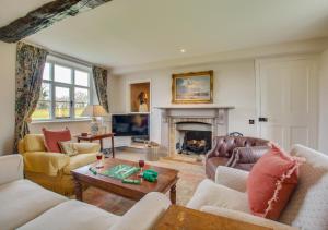 uma sala de estar com sofás e uma lareira em Manor Farm em Brampton