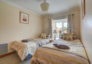 a bedroom with two beds with pillows on them at Marina Outlook in Horning