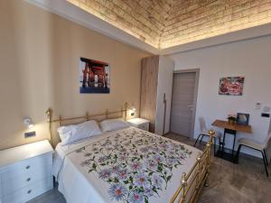 una camera da letto con un letto con copriletto floreale di B&b SIRENA DI FRANCAVILLA AL MARE a Francavilla al Mare