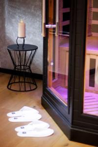un tavolo con asciugamani bianchi sul pavimento accanto a una finestra di OPALENSIA a Thuin