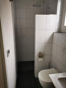 uma pequena casa de banho com WC e chuveiro em Ferienwohnung Landblick 
