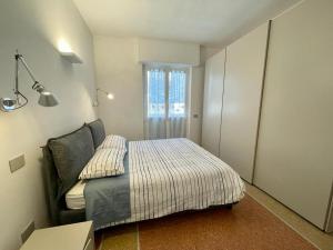 - une chambre avec un lit, un canapé et une fenêtre dans l'établissement Casa Tulipano, à Levanto