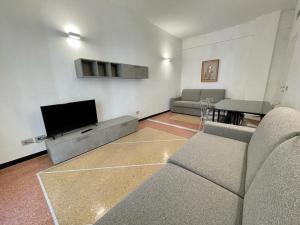 Il comprend un salon doté d'un canapé et d'une télévision à écran plat. dans l'établissement Casa Tulipano, à Levanto