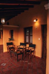 un patio avec des chaises et une table dans un bâtiment dans l'établissement KAROBÉ Posada Boutique, à San Bernardino