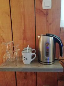 eine Theke mit einer Kaffeekanne und einer Tasse darauf in der Unterkunft Suite avec SPA et SAUNA privatif in Vallères