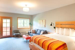 The Suites on Main في ليفنوورث: غرفة نوم بسرير واريكة في غرفة
