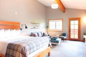 sypialnia z dużym łóżkiem i kanapą w obiekcie The Suites on Main w mieście Leavenworth