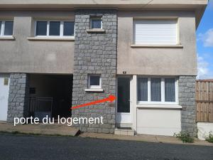 una imagen de una casa con una puerta y una flecha roja en Chambre privative à st remy en mauges, en La Chaussaire