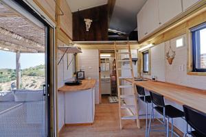 een tiny house met een bar en een keuken bij Portugals Infinity - Fantástica casa de campo com vista de mar in Tavira