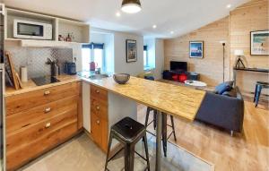 Köök või kööginurk majutusasutuses Stunning Apartment In Paimboeuf With Kitchen