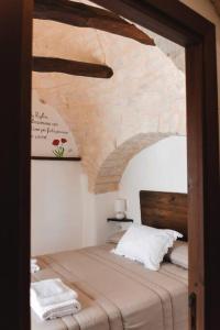 - une chambre avec un lit dans l'établissement Il Trullo Nascosto, à Alberobello
