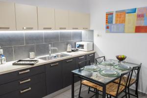 uma cozinha com uma mesa com pratos em Aneseas Syros em Hermópolis