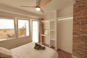 een slaapkamer met een bed met een teddybeer erop bij Beautiful restored house with terrace in Valencia +11 foto's