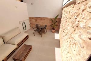 een woonkamer met een bank en een tafel bij Beautiful restored house with terrace in Valencia