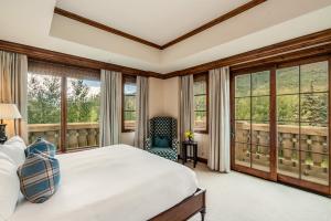 - une chambre avec un grand lit et de grandes fenêtres dans l'établissement Private Residence at Leading Luxury Resort in Vail, à Vail