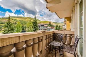 d'un balcon avec une chaise et une vue sur les montagnes. dans l'établissement Private Residence at Leading Luxury Resort in Vail, à Vail