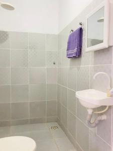 y baño con lavabo y aseo. en La casita lilás en Beberibe
