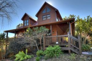 Cabaña de madera con porche y casa en Mountain Solace w Mtn Views Paved Roads Hot Tub, en Blue Ridge