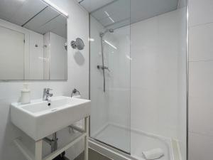 ein weißes Bad mit einem Waschbecken und einer Dusche in der Unterkunft Stay U-nique Apartments Pellaires in Barcelona