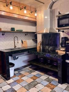 uma cozinha com um lavatório e uma bancada em Blue Tulip em Pusok