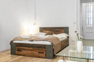 una camera con letto e tavolo in vetro di Vibrant 1BR - Ideal Long Stay Accommodation a Vienna