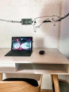 a laptop computer sitting on top of a desk at Magic Point in Kruče