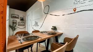 una sala da pranzo con tavolo e sedie in legno di Magic Point a Kruče