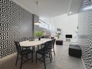 ein Esszimmer mit einem Tisch und Stühlen in der Unterkunft Stay U-nique Apartments Pellaires in Barcelona