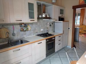 Kuchyňa alebo kuchynka v ubytovaní Appartamento con incantevole vista mare