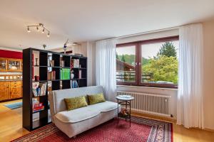 a living room with a couch and a window at Ferienwohnung Fasse in Bühlertal