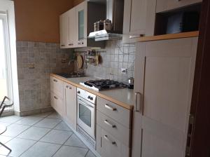 Kuchyňa alebo kuchynka v ubytovaní Appartamento con incantevole vista mare