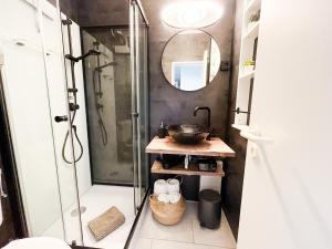 uma casa de banho com um chuveiro e um lavatório. em FeWo Frieda's Platz am Meer em Dangast