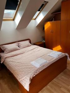 una camera da letto con un grande letto con lenzuola bianche di Casa Livezeni a Livezeni