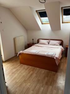 ein Schlafzimmer mit einem großen Bett im Dachgeschoss in der Unterkunft Casa Livezeni in Livezeni