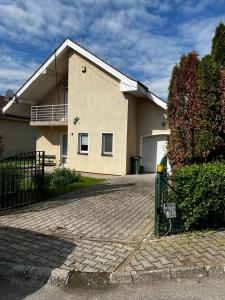 una casa con una valla delante de ella en Casa Livezeni, en Livezeni