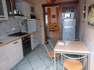 Kuchyňa alebo kuchynka v ubytovaní Appartamento con incantevole vista mare