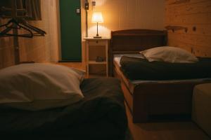 2 camas en una habitación con una lámpara en una mesa en Private Cinema Hotel near Mt Fuji &Premium Outlets, en Gotemba